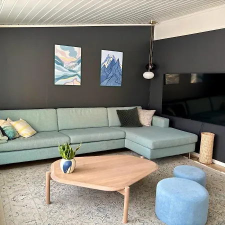 Spacious House - Free Parking - King Beds