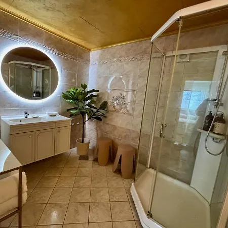 Spacious House - Free Parking - King Beds Villaer