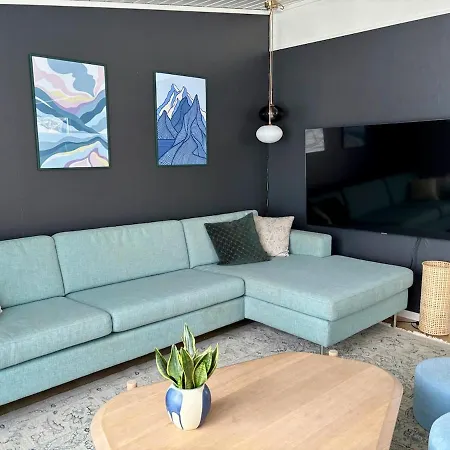 Spacious House - Free Parking - King Beds Villaer *