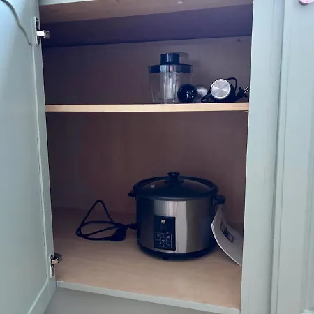 Spacious House - Free Parking - King Beds Villaer