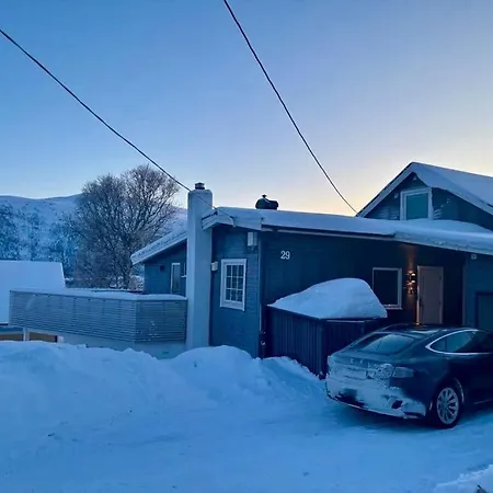 Villaer Spacious House - Free Parking - King Beds *