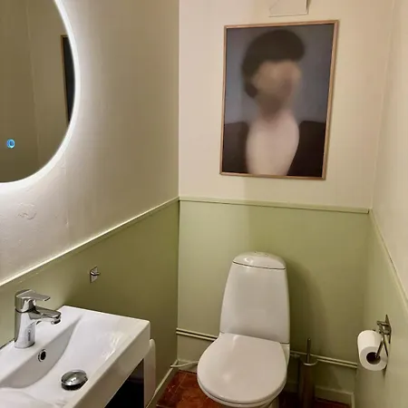 Spacious House - Free Parking - King Beds Villa