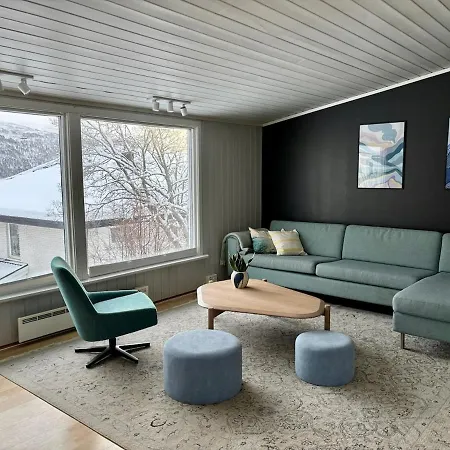 Villaer Spacious House - Free Parking - King Beds