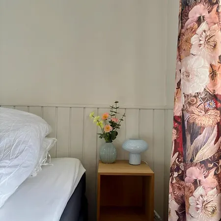 Spacious House - Free Parking - King Beds