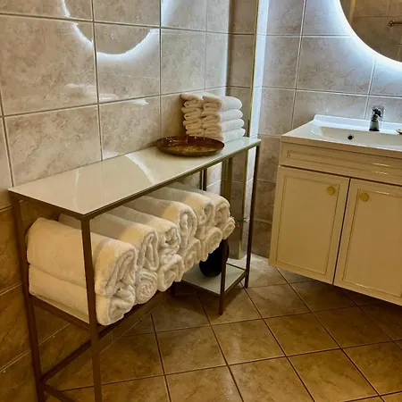 Spacious House - Free Parking - King Beds Villaer *