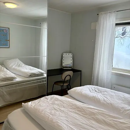 Villaer Spacious House - Free Parking - King Beds