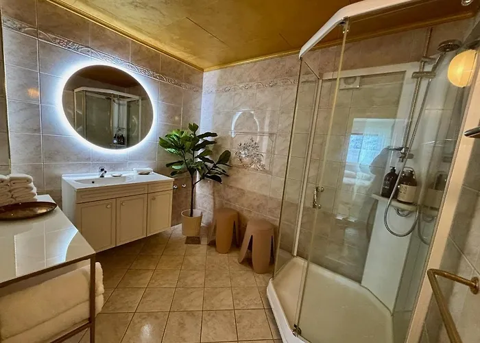 Spacious House - Free Parking - King Beds Villa