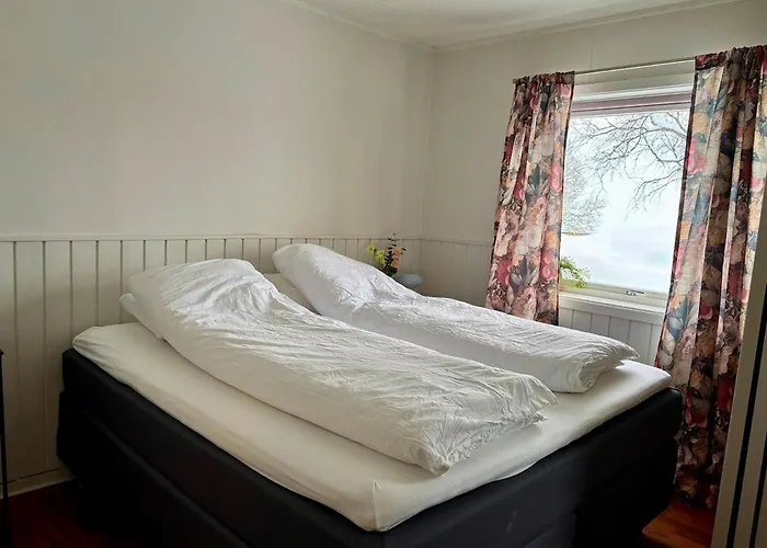 Spacious House - Free Parking - King Beds Villa *