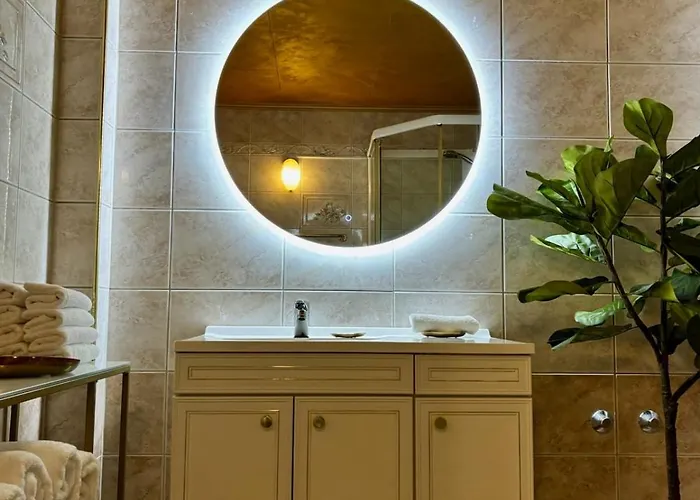 Villa Spacious House - Free Parking - King Beds