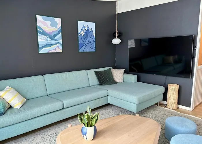 Spacious House - Free Parking - King Beds Villa *