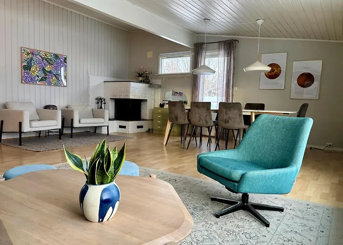 Spacious House - Free Parking - King Beds Villa *