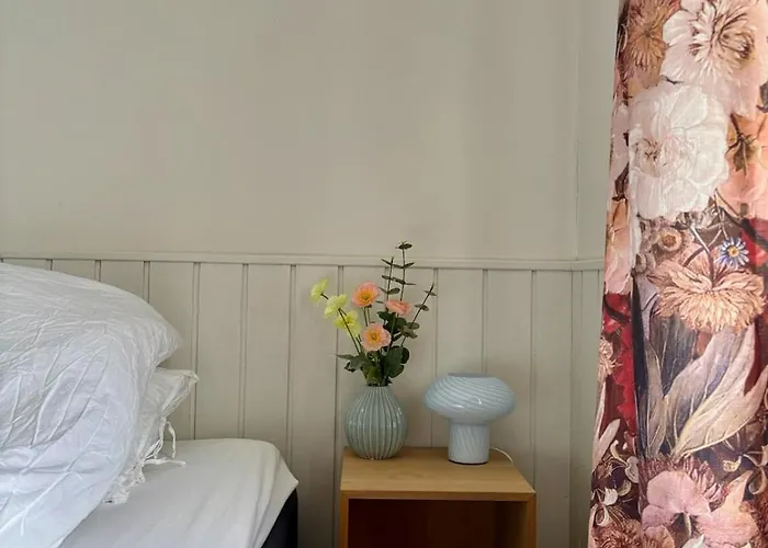 Spacious House - Free Parking - King Beds