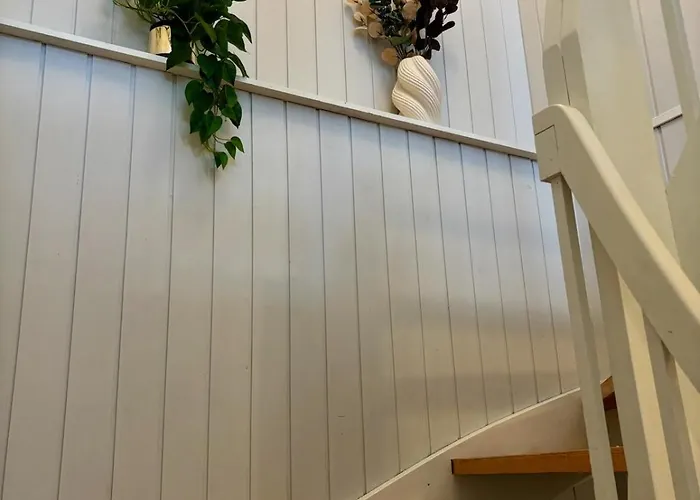 Spacious House - Free Parking - King Beds Villa