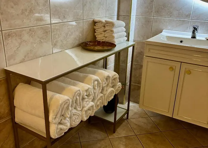 Spacious House - Free Parking - King Beds Willa *