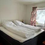 Spacious House - Free Parking - King Beds Vila *