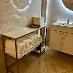 Spacious House - Free Parking - King Beds Vila *
